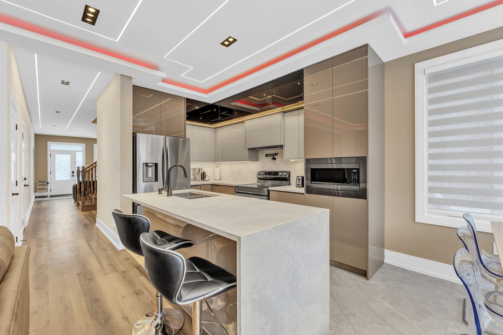 Glossy cabinets and quartz countertop kitchen by Eagle Eye Home Renovations