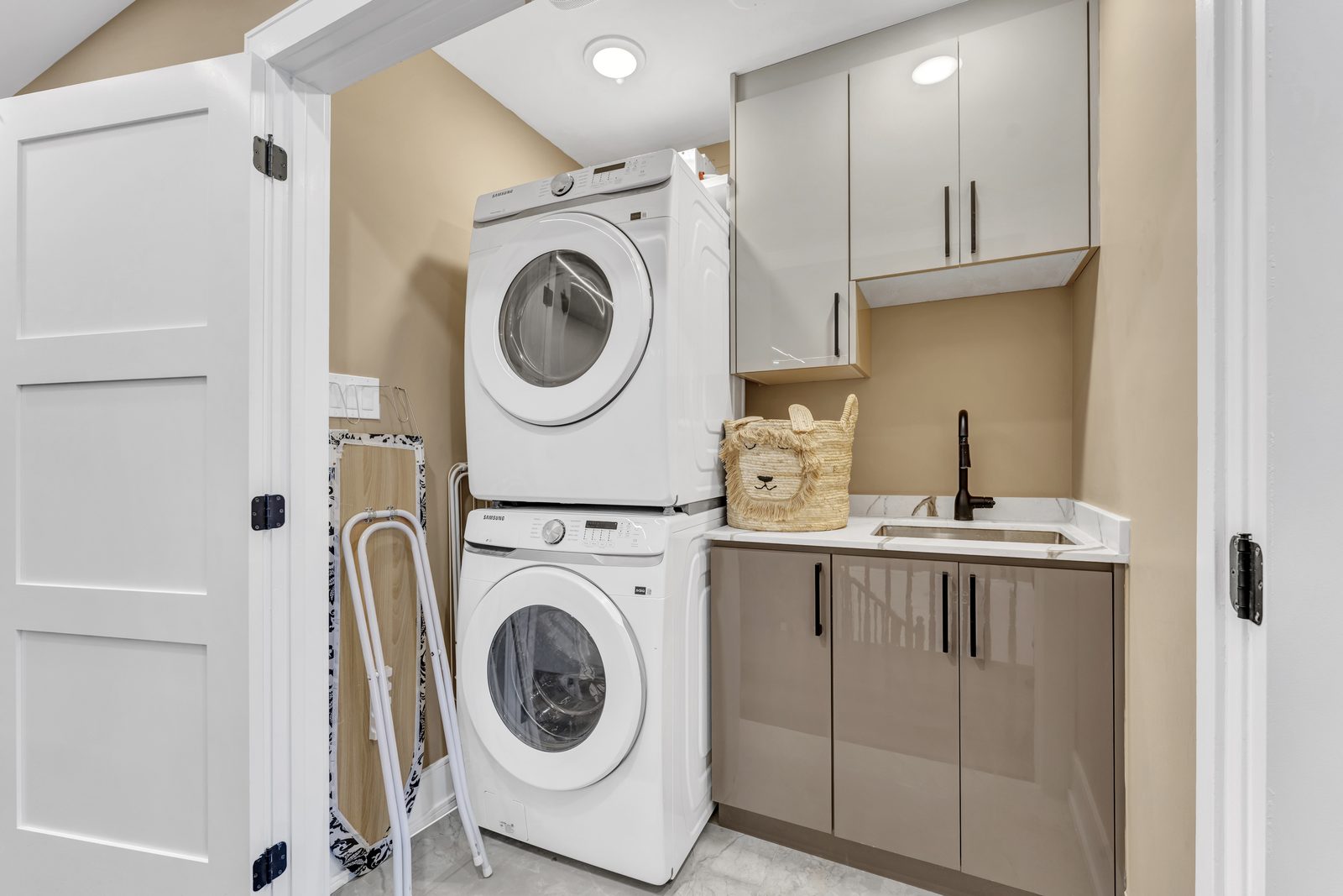 Custom laundry room by Eagle Eye Home Renovations