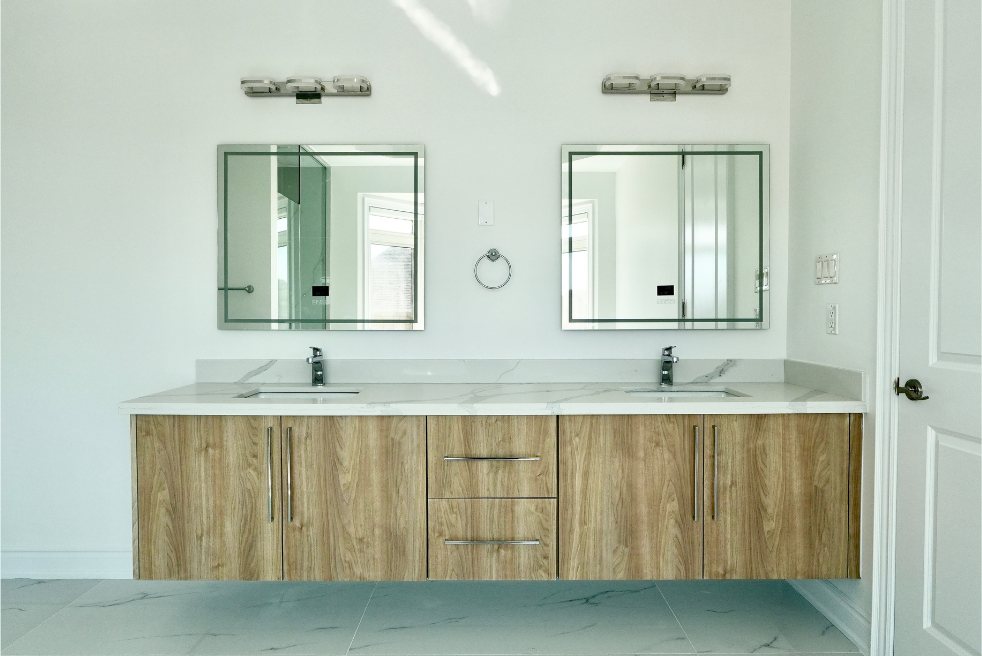 Double-Vanity Ensuite by Eagle Eye Home Renovations